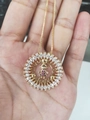 Gouden ketting met dochter hanger en paarse stenen in de hand gehouden voor maat - Goud-Meisje
