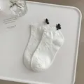 Calcetines blancos con volantes de algodón, lazo 3D negro y textura de mariposa - Talla única / Calcetines blancos con lazo de mariposa negro