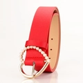Cinturón rojo para mujer con hebilla de corazón dorada y perlas para vestidos y jeans - Rojo