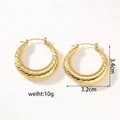 Macro detail of gold 18k plated hollow hoop earrings with spiral twist texture and size specs - KC-E13 Gold Rope Twisted