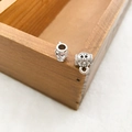 Dettaglio di ciondoli fai-da-te vintage in argento con incisioni e foro da 4mm - 1 pezzo connettore a 3 vie 6x9mm