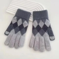 Detail von grauen Strickhandschuhen mit Rautenmuster und Touchscreen-Funktion - Einheitsgröße / Grau