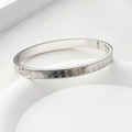 Dettaglio del bracciale in acciaio al titanio argento con motivo a onde inciso - Color Acciaio