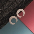 Makroaufnahme silberner mondförmiger Ohrringe im minimalistischen C-Design aus Edelstahl - Mond Stil