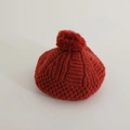 Detail van rode gebreide baret met grove woltextuur en een zachte bijpassende pompon - 50-52cm (2-5 Jaar) / Rood