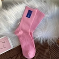 Chaussettes côtelées roses en coton avec étiquette smiley bleue sur fond texturé - Taille unique / Rose Fille