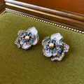Dettaglio di orecchini vintage con petali in smalto e intarsio di perle centrali - Orecchini a Bottone a Fiore in Smalto Viola (Perno in Argento 925)