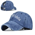 Détails d'une casquette de baseball en jean vintage avec broderie et trou pour queue de cheval - Bleu Marine