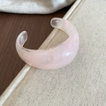 Detalle macro del brazalete de resina jaspeada rosa pálido con acabado translúcido - Rosa