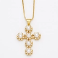 Collana con croce dorata con perle bianche e zirconi su una raffinata catena a maglia - Stile A - Oro - 6 Perle - Catena Box