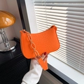 Sac porté épaule orange vif à texture crocodile et grosse chaîne en résine - Orange