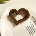 Molla per capelli marrone opaco a forma di cuore su piatto decorativo bianco - caffè