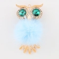 Détail d'accessoire chouette avec pompon bleu clair et yeux en cristal vert sur alliage - Rose bonbon
