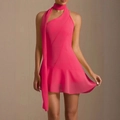 Mini abito a pieghe fucsia con scollo all'americana e nastro, vestibilità aderente - S / Rosa