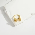 Detail eines luxuriösen Goldbogens mit funkelnden Kristallen auf einem Dekostein - Schleife Strass / Gold