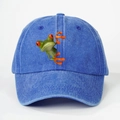 Detailansicht des realistischen Rotaugenlaubfrosch-Drucks auf blauer gewaschener Denim-Kappe - Königsblau