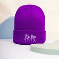 Détail du bonnet en tricot violet avec broderie de squelettes blancs et bord replié stylé - Violet foncé
