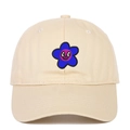 Détail de broderie de fleur avec smiley sur le devant d'une casquette en coton beige - Réglable / Beige
