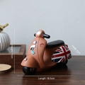 Modello di scooter retrò in resina con bandiera inglese per decoro mensole - Giallo