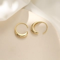Pendientes de media luna dorados en plata 925 sobre elegante fondo de seda en color beige - Aro en Forma de C Luna / Dorado