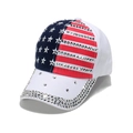 Nahaufnahme der glitzernden Strasssteine und US Flaggen Stickerei auf der Baseballkappe - M (56-60cm) / Rot Weiß Blau Full Strass Flagge Stil (A)