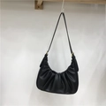 Dettaglio della borsa a mezzaluna nera arricciata con raffinati elementi in metallo oro - Nero