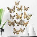 Vue détaillée de 12 papillons 3D dorés ajourés sur un mur blanc minimaliste - Doré