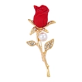 Elegante spilla a rosa rossa con gambo dorato, perla bianca e strass lucidi su sfondo bianco - Stile Rosa Rossa Perla