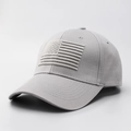 Vista dettagliata del berretto da baseball grigio chiaro con ricamo della bandiera USA - Grigio