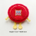 Detalle de muñeco de peluche rojo con pelo largo y extremidades amarillas, 7,5 cm x 6 cm - Estilo DIY (Apertura trasera) / Moneda de Cobre Roja