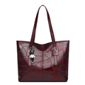 Grande borsa shopper bordeaux con trama geometrica screpolata e ciondolo orso - Rosso