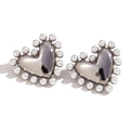 Eleganti orecchini a cuore in argento con inserto di perle e finitura in metallo lucido - Argento