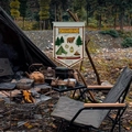 Dettaglio della bandiera da campeggio in tela vintage con pali in legno in un bosco - LYDQ-1001/Elementi da Campeggio Disegnati a Mano