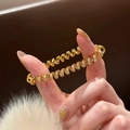 Bracelet à ressort torsadé plaqué or 18 carats avec oxydes de zirconium scintillants - Doré