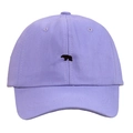 Détail de la casquette de baseball en coton lavande avec broderie petit ours noir - Violet Clair