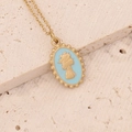 Dettaglio di una collana con cammeo dorato e pendente in smalto blu su pietra naturale - Blu