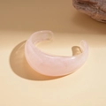 Minimalistisches hellrosa Harz-Manschettenarmband mit Marmortextur und offenem Design - Rosa