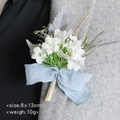 Ansteckblume mit weißen Kunstblumen und blauer Leinenschleife für Hochzeiten - Weiß