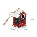 Casetta in legno scozzese rossa con incisione NOEL e cuore intagliato, h 6,5cm - Tetto Dritto-NOEL / Quadri Rossi e Blu Navy