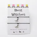 Dettaglio del set Halloween Best Witches con due braccialetti con ciondolo a scopa - Strega Cattiva
