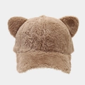 Dettaglio della morbida texture in peluche marrone e orecchie da orso sul berretto invernale - Cachi / Regolabile