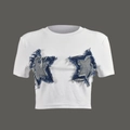 Dettaglio della maglietta corta bianca con due toppe a stella in denim blu con frange - S / Bianco