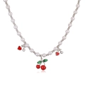 Detalle de dijes de cereza y corazón en un collar de perlas y cuentas de plata - Collar de Cereza de Corazón Rojo Oro Blanco