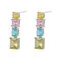 Gros plan sur les boucles d'oreilles pendantes avec cristaux géométriques colorés - Boucles d'Oreilles Pendantes Argentées Colorées