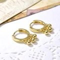 Orecchini a cerchio dorati minimalisti con tre sfere pendenti su pizzo bianco - Stile a 3 Perle / Oro