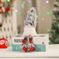 Gnome de Noël avec jambes à carreaux rouges noirs et bonnet en peluche grise assise - Grand Carreaux Rouges / Grand