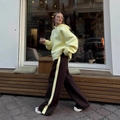 Conjunto de chándal casual para mujer con sudadera amarillo claro y pantalón ancho marrón - S / Amarillo