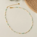 Collar de cuentas de colores hecho a mano con detalles dorados y cierre en tela neutra - Dorado