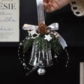 Campana di Natale in vetro con aghi di pino, pigne e cavallo a dondolo su nastro grigio - Campana Bianco Argento Estetica