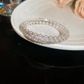 Detalle de una pulsera de perlas multicapa con diamantes brillantes sobre un plato blanco - Estilo De Perla Espiral De Tres Capas (2# Brazalete-Plata) / Plateado